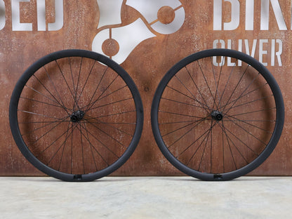 Laufrad/Laufradsatz von Bmc, BMC CRD - 321 CARBON LAUFRADSATZ DISC vor USEDBIKES - OB.DE Hintergrund