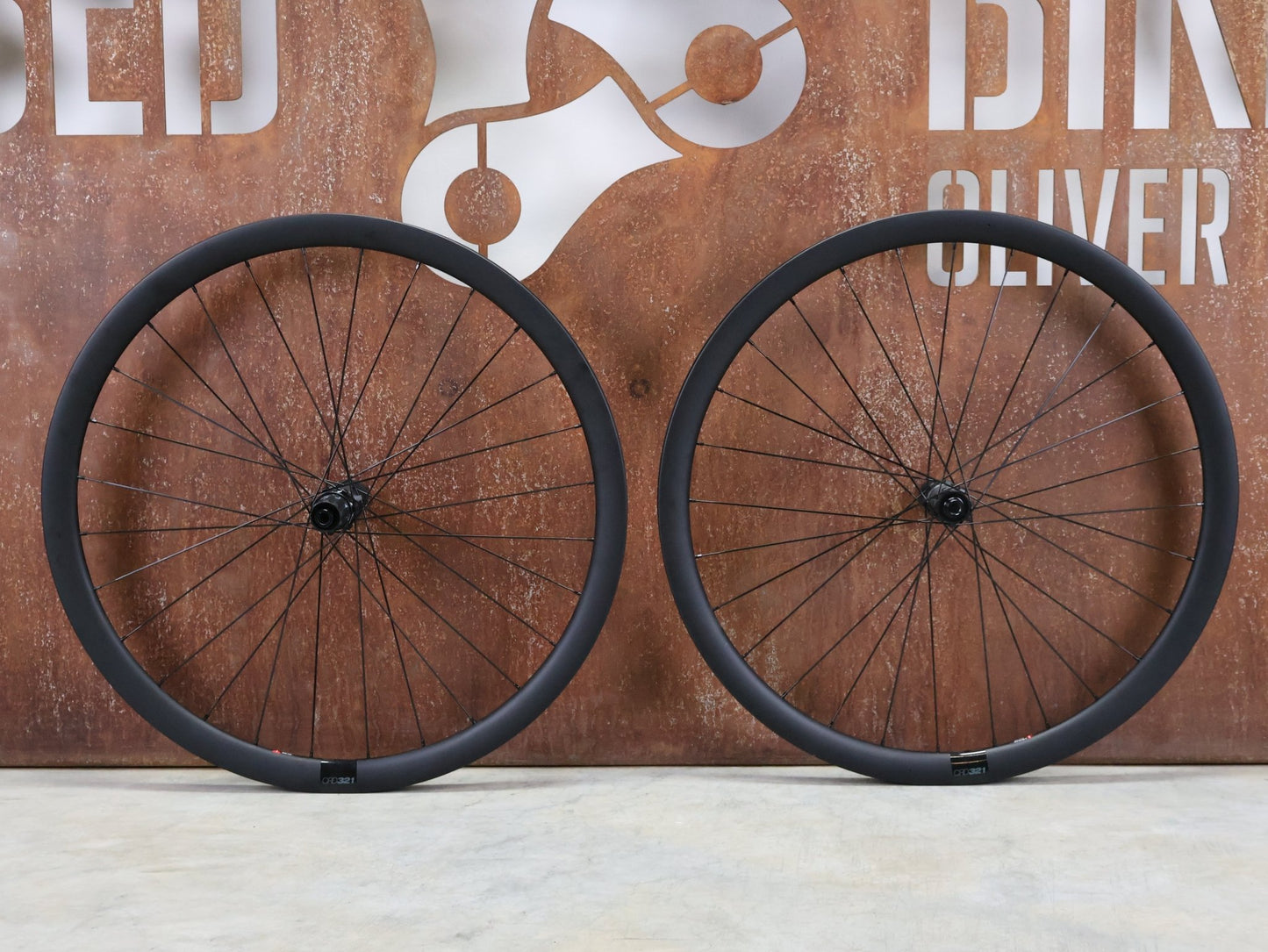 Laufrad/Laufradsatz von Bmc, BMC CRD - 321 CARBON LAUFRADSATZ DISC vor USEDBIKES - OB.DE Hintergrund