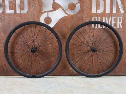 Laufrad/Laufradsatz von Bmc, BMC CRD - 321 CARBON LAUFRADSATZ DISC vor USEDBIKES - OB.DE Hintergrund