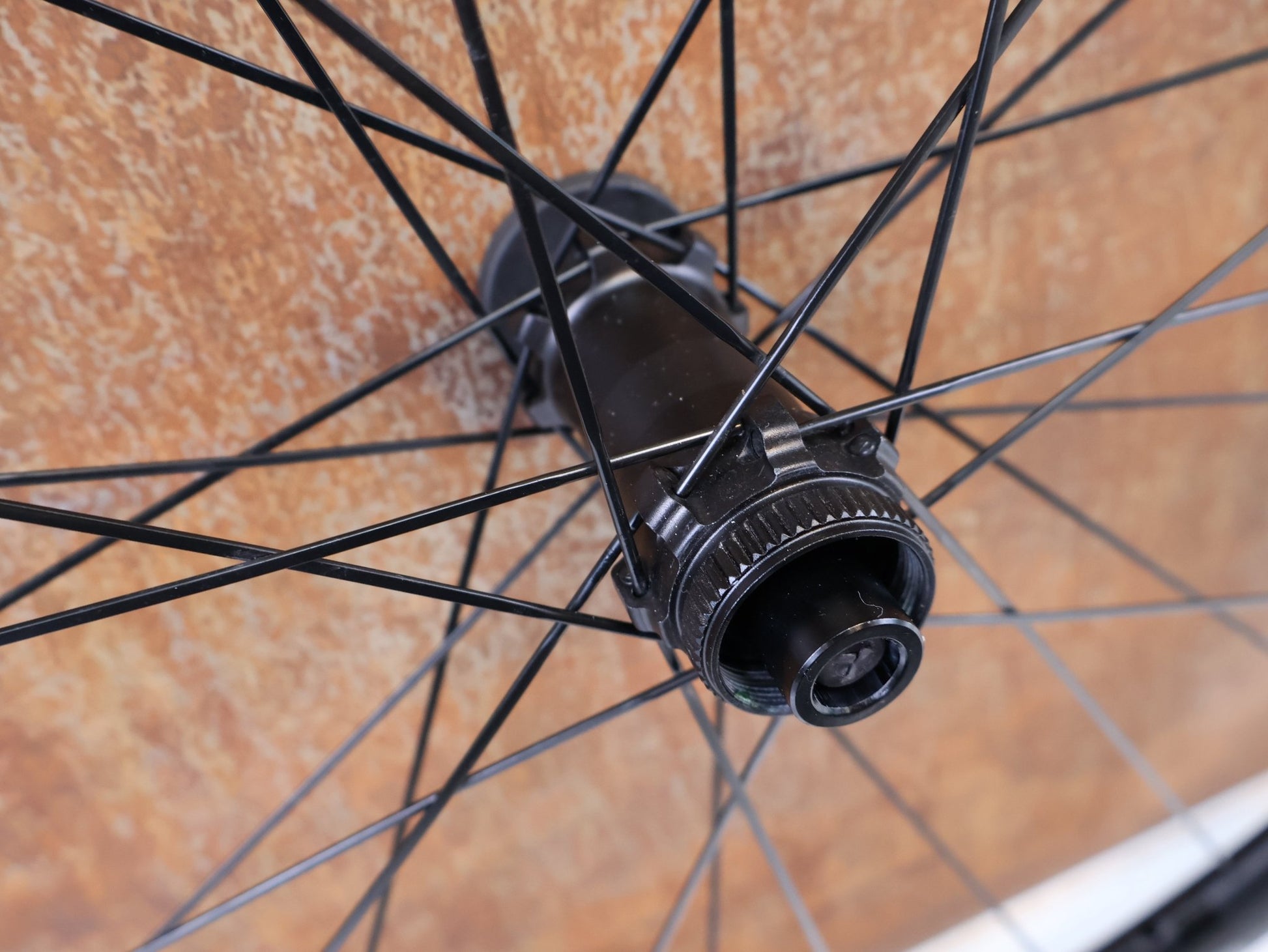 Laufrad/Laufradsatz von Bmc, BMC CRD 351 RENNRAD CARBON LAUFRADSATZ 35MM DISC XDR / TLR READY vor USEDBIKES-OB.DE Hintergrund