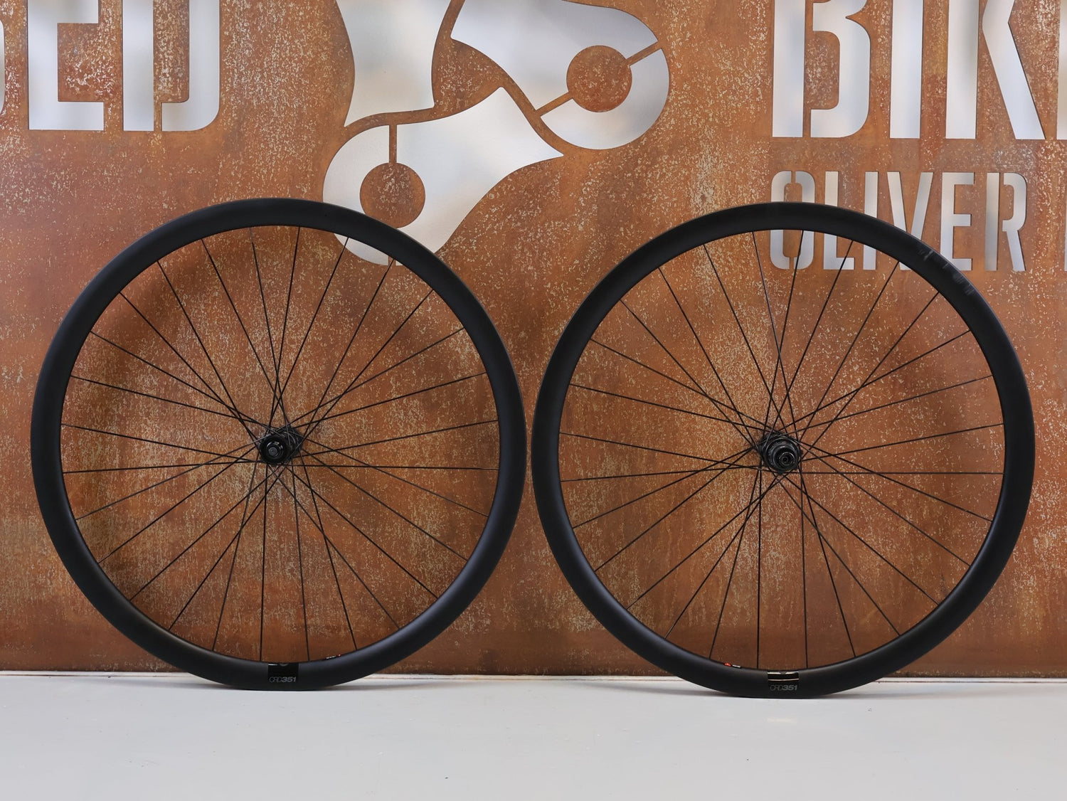 Laufrad/Laufradsatz von Bmc, BMC CRD 351 RENNRAD CARBON LAUFRADSATZ 35MM DISC XDR / TLR READY vor USEDBIKES-OB.DE Hintergrund