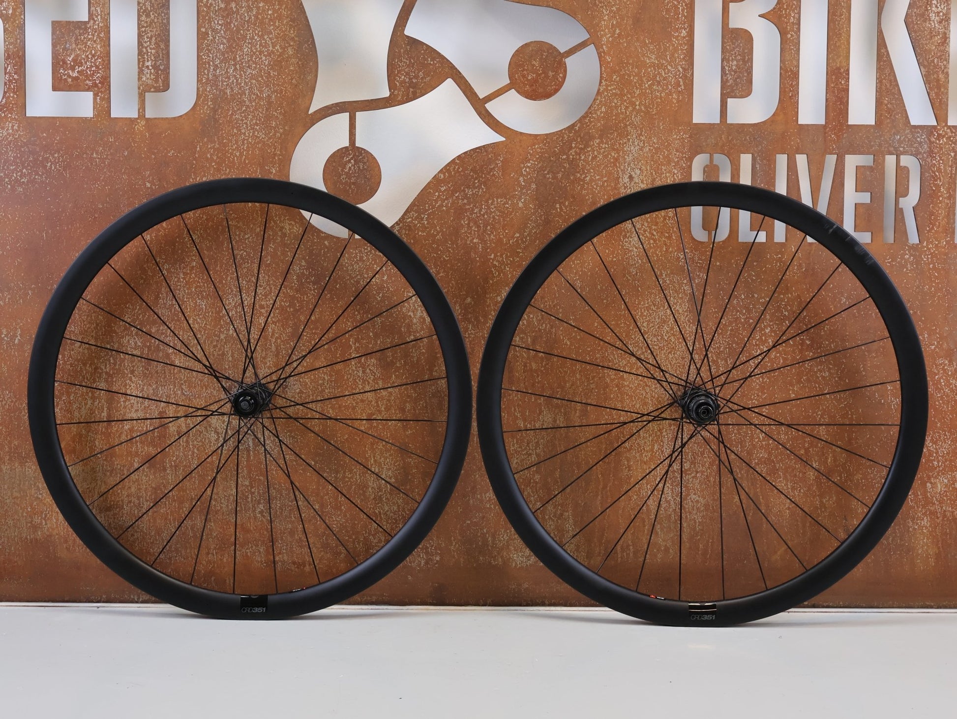Laufrad/Laufradsatz von Bmc, BMC CRD 351 RENNRAD CARBON LAUFRADSATZ 35MM DISC XDR / TLR READY vor USEDBIKES-OB.DE Hintergrund
