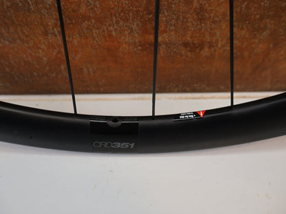 Laufrad/Laufradsatz von Bmc, BMC CRD 351 RENNRAD CARBON LAUFRADSATZ 35MM DISC XDR / TLR READY vor USEDBIKES-OB.DE Hintergrund