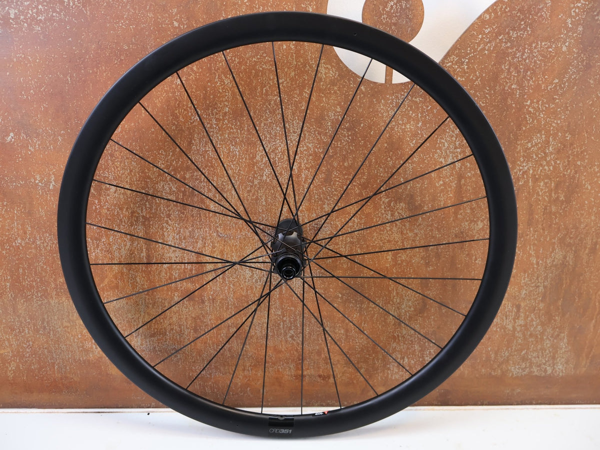 Laufrad/Laufradsatz von Bmc, BMC CRD 351 RENNRAD CARBON LAUFRADSATZ 35MM DISC XDR / TLR READY vor USEDBIKES-OB.DE Hintergrund