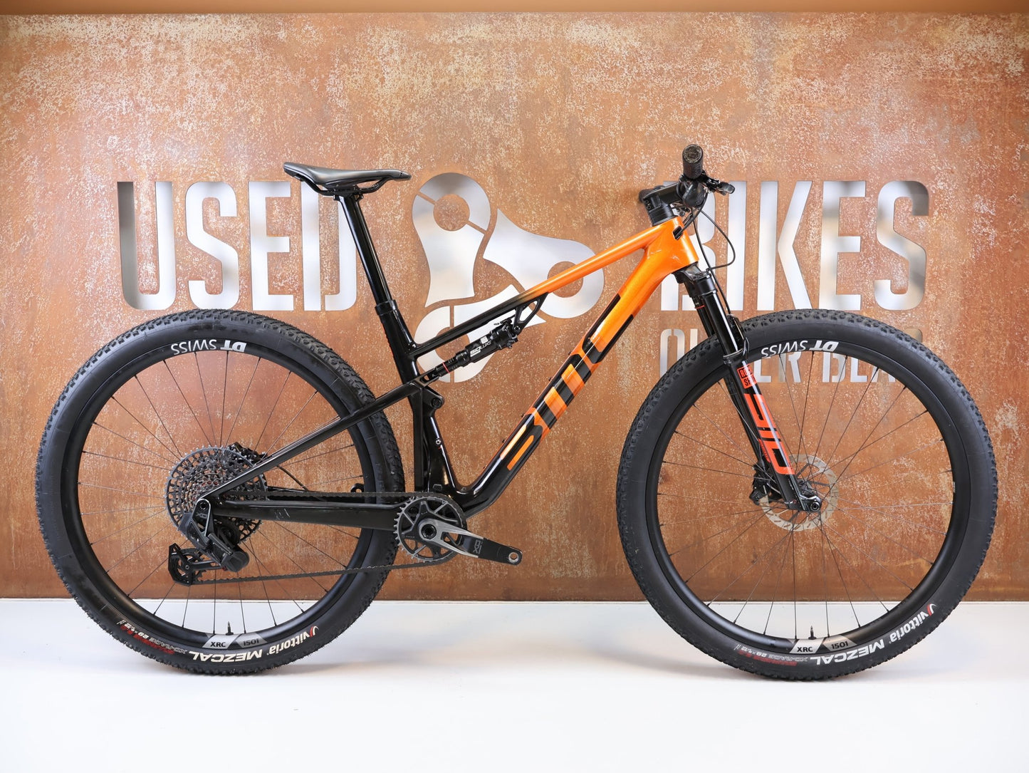 Mountainbike von Bmc, BMC FOURSTROKE 01 ONE CARBON / GRÖSSE M / XC MTB SRAM X0 TRANSMISSION vor USEDBIKES-OB.DE Hintergrund