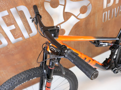 Mountainbike von Bmc, BMC FOURSTROKE 01 ONE CARBON / GRÖSSE M / XC MTB SRAM X0 TRANSMISSION vor USEDBIKES-OB.DE Hintergrund