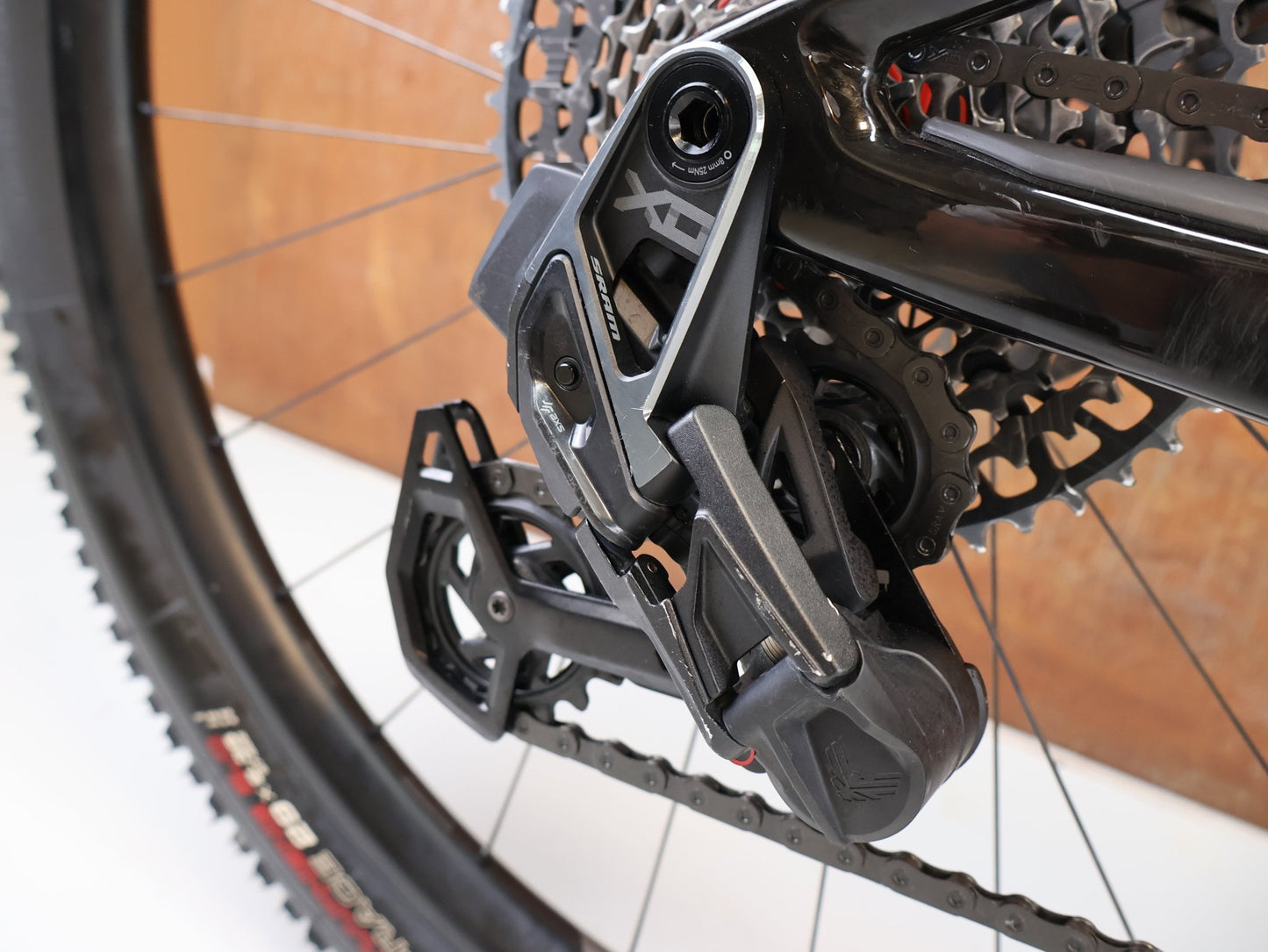 Mountainbike von Bmc, BMC FOURSTROKE 01 ONE CARBON / GRÖSSE M / XC MTB SRAM X0 TRANSMISSION vor USEDBIKES-OB.DE Hintergrund