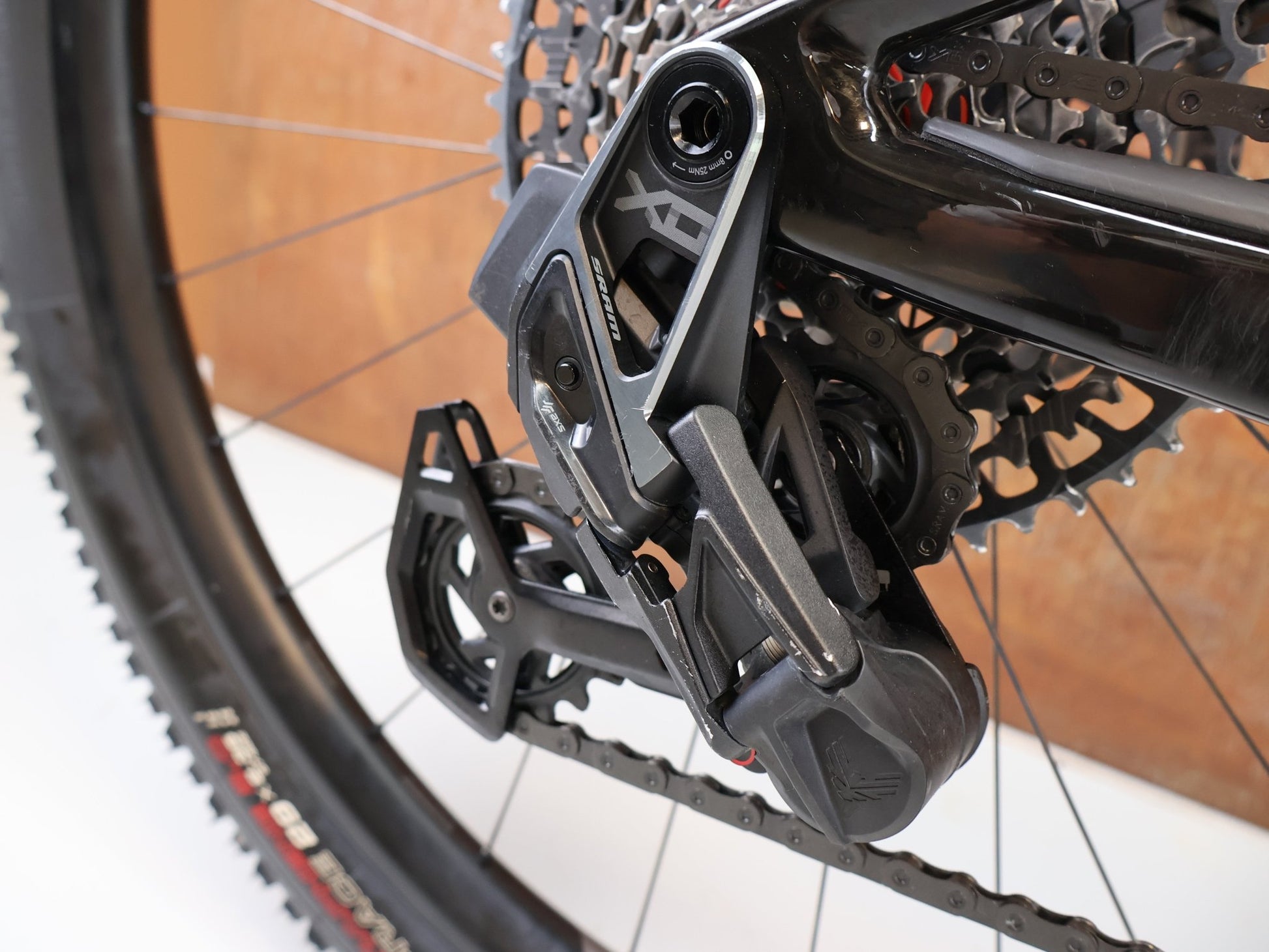 Mountainbike von Bmc, BMC FOURSTROKE 01 ONE CARBON / GRÖSSE M / XC MTB SRAM X0 TRANSMISSION vor USEDBIKES-OB.DE Hintergrund