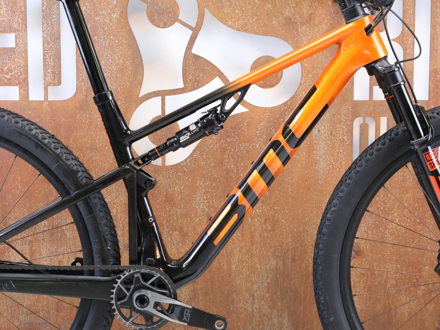 Mountainbike von Bmc, BMC FOURSTROKE 01 ONE CARBON / GRÖSSE M / XC MTB SRAM X0 TRANSMISSION vor USEDBIKES-OB.DE Hintergrund