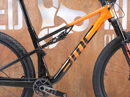 Mountainbike von Bmc, BMC FOURSTROKE 01 ONE CARBON / GRÖSSE M / XC MTB SRAM X0 TRANSMISSION vor USEDBIKES-OB.DE Hintergrund