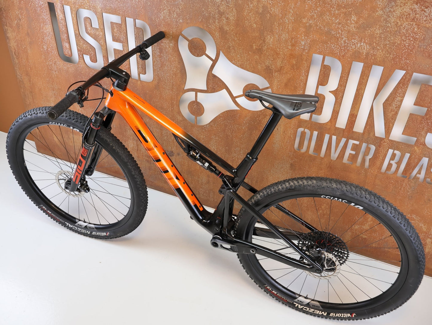 Mountainbike von Bmc, BMC FOURSTROKE 01 ONE CARBON / GRÖSSE M / XC MTB SRAM X0 TRANSMISSION vor USEDBIKES-OB.DE Hintergrund