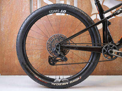 Mountainbike von Bmc, BMC FOURSTROKE 01 ONE CARBON / GRÖSSE M / XC MTB SRAM X0 TRANSMISSION vor USEDBIKES-OB.DE Hintergrund