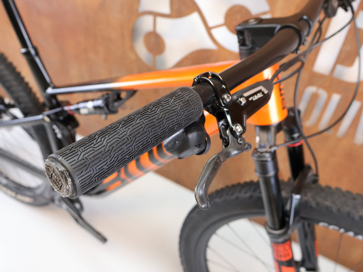 Mountainbike von Bmc, BMC FOURSTROKE 01 ONE CARBON / GRÖSSE M / XC MTB SRAM X0 TRANSMISSION vor USEDBIKES-OB.DE Hintergrund
