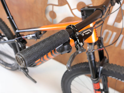 Mountainbike von Bmc, BMC FOURSTROKE 01 ONE CARBON / GRÖSSE M / XC MTB SRAM X0 TRANSMISSION vor USEDBIKES-OB.DE Hintergrund
