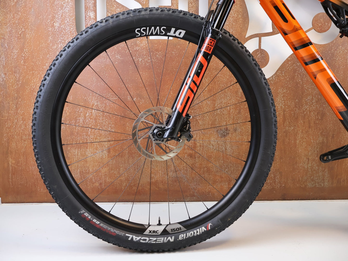 Mountainbike von Bmc, BMC FOURSTROKE 01 ONE CARBON / GRÖSSE M / XC MTB SRAM X0 TRANSMISSION vor USEDBIKES-OB.DE Hintergrund