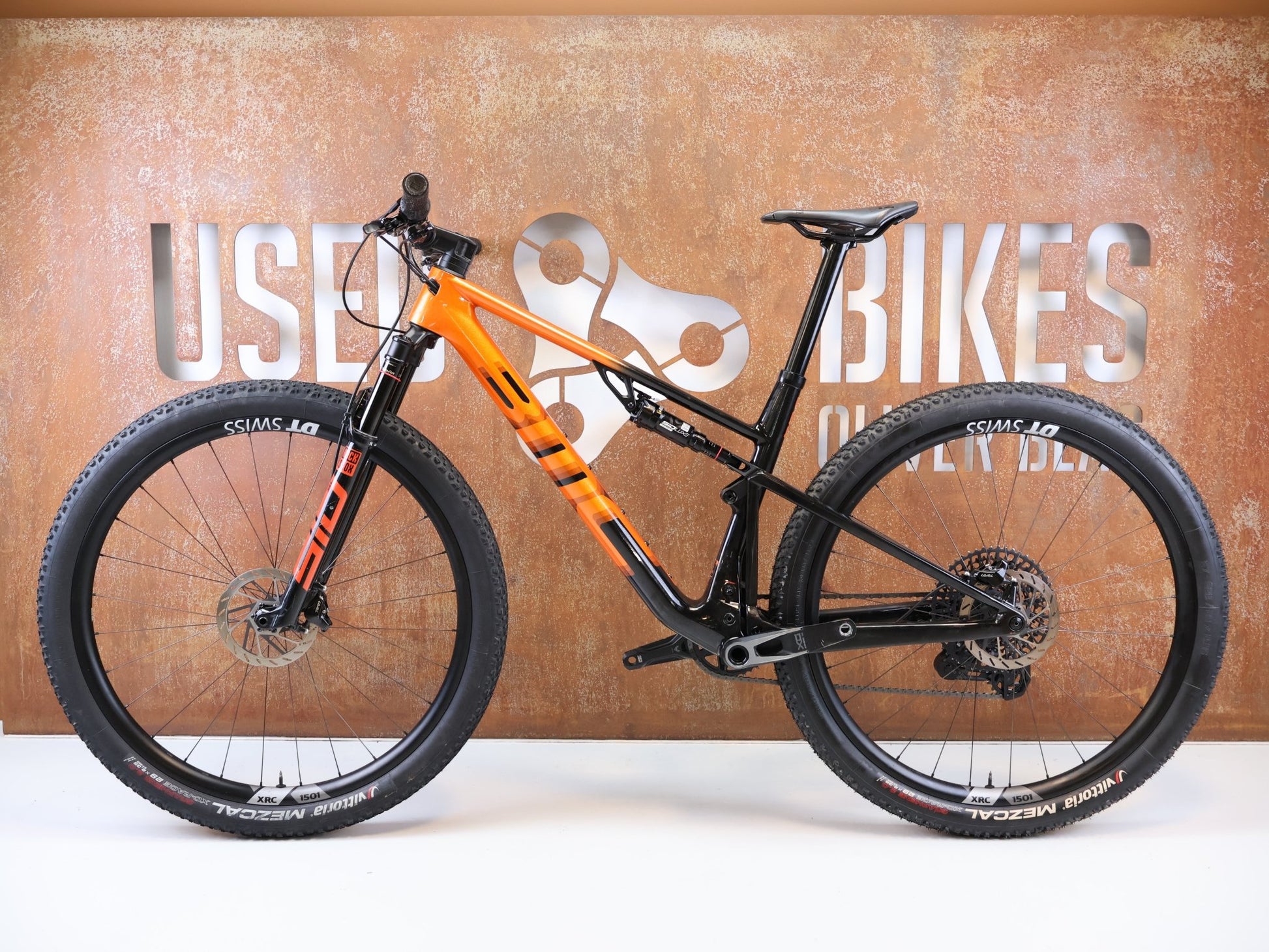 Mountainbike von Bmc, BMC FOURSTROKE 01 ONE CARBON / GRÖSSE M / XC MTB SRAM X0 TRANSMISSION vor USEDBIKES-OB.DE Hintergrund