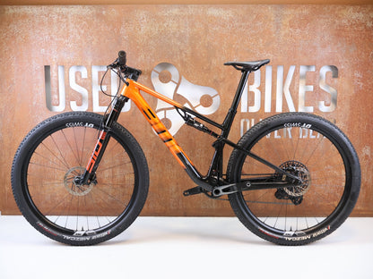 Mountainbike von Bmc, BMC FOURSTROKE 01 ONE CARBON / GRÖSSE M / XC MTB SRAM X0 TRANSMISSION vor USEDBIKES-OB.DE Hintergrund