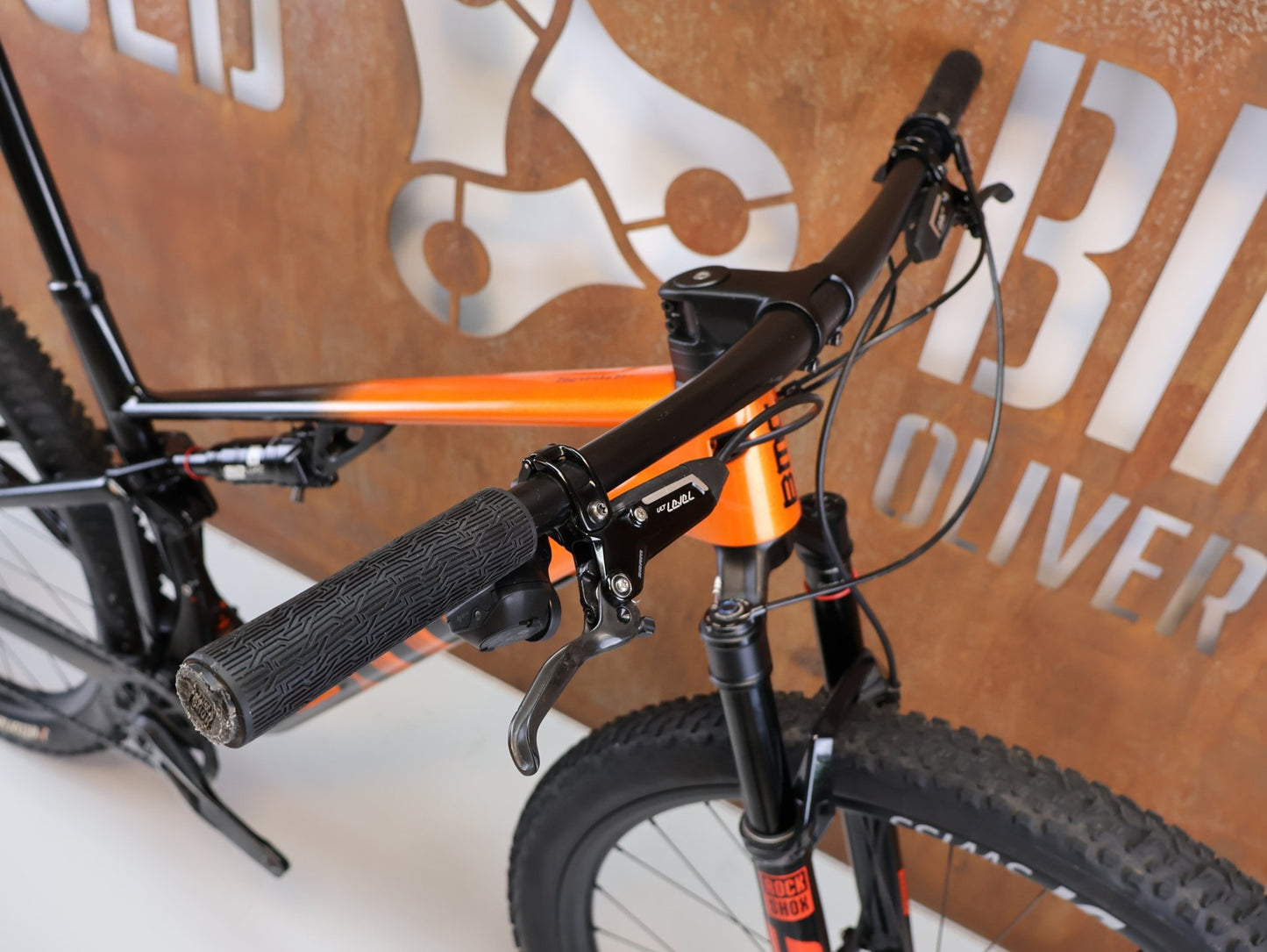 Mountainbike von Bmc, BMC FOURSTROKE 01 ONE CARBON / GRÖSSE M / XC MTB SRAM X0 TRANSMISSION vor USEDBIKES-OB.DE Hintergrund