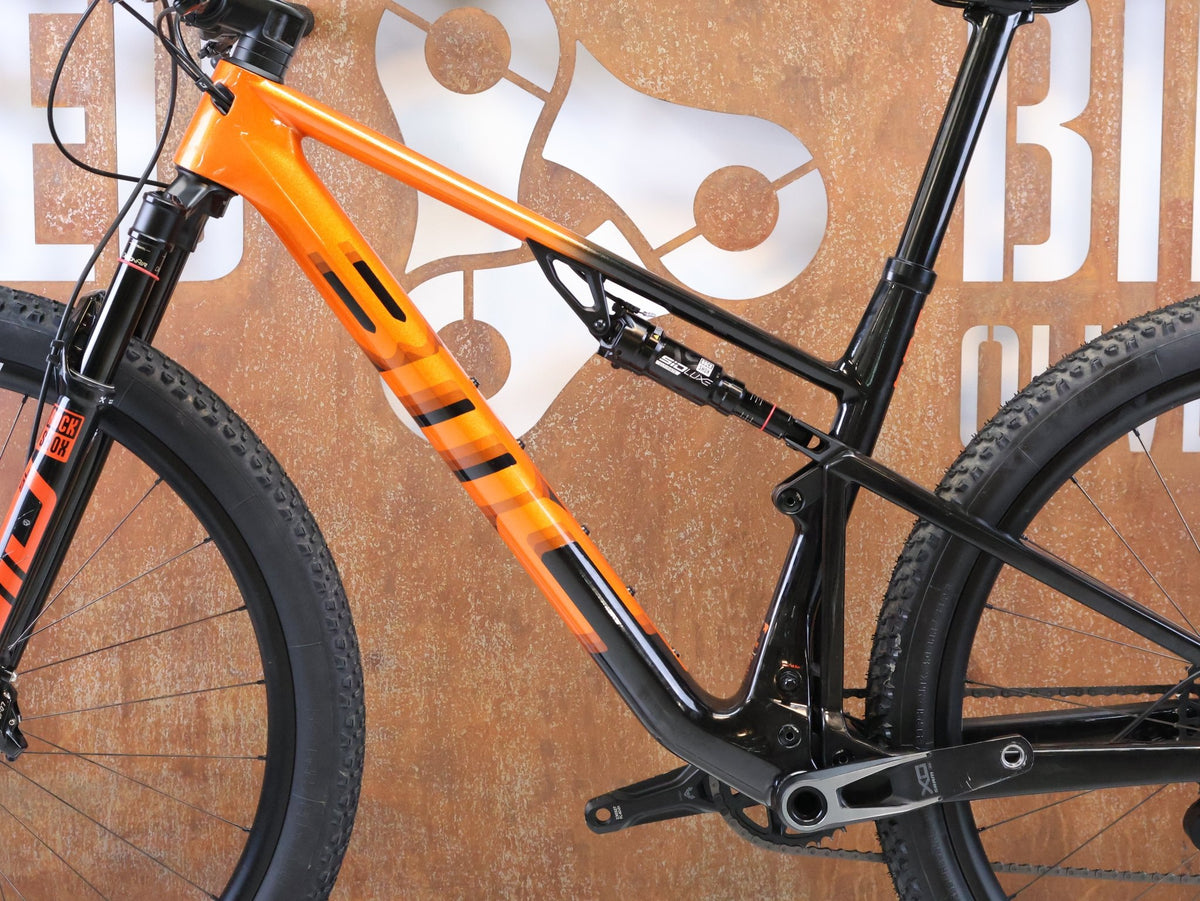 Mountainbike von Bmc, BMC FOURSTROKE 01 ONE CARBON / GRÖSSE M / XC MTB SRAM X0 TRANSMISSION vor USEDBIKES-OB.DE Hintergrund