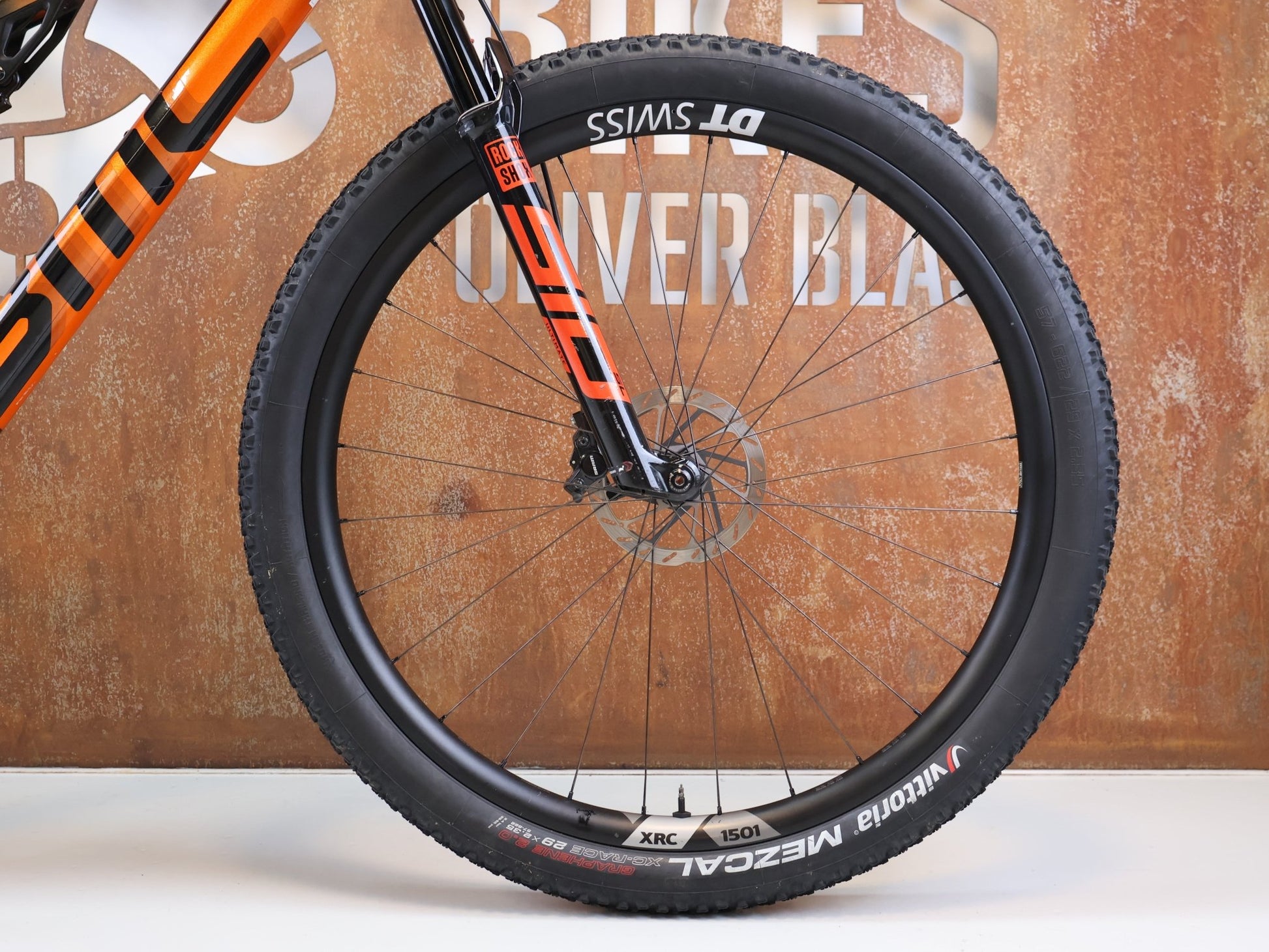 Mountainbike von Bmc, BMC FOURSTROKE 01 ONE CARBON / GRÖSSE M / XC MTB SRAM X0 TRANSMISSION vor USEDBIKES-OB.DE Hintergrund