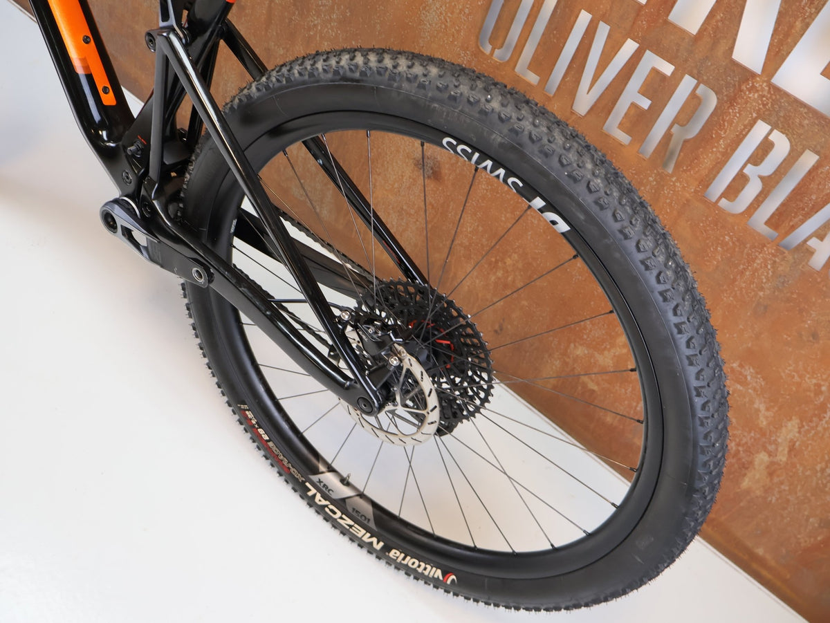 Mountainbike von Bmc, BMC FOURSTROKE 01 ONE CARBON / GRÖSSE M / XC MTB SRAM X0 TRANSMISSION vor USEDBIKES-OB.DE Hintergrund