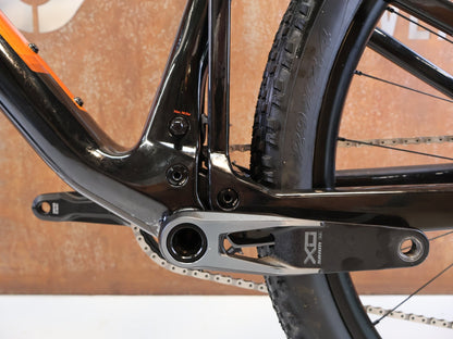 Mountainbike von Bmc, BMC FOURSTROKE 01 ONE CARBON / GRÖSSE XL / XC MTB SRAM X0 TRANSMISSION vor USEDBIKES-OB.DE Hintergrund