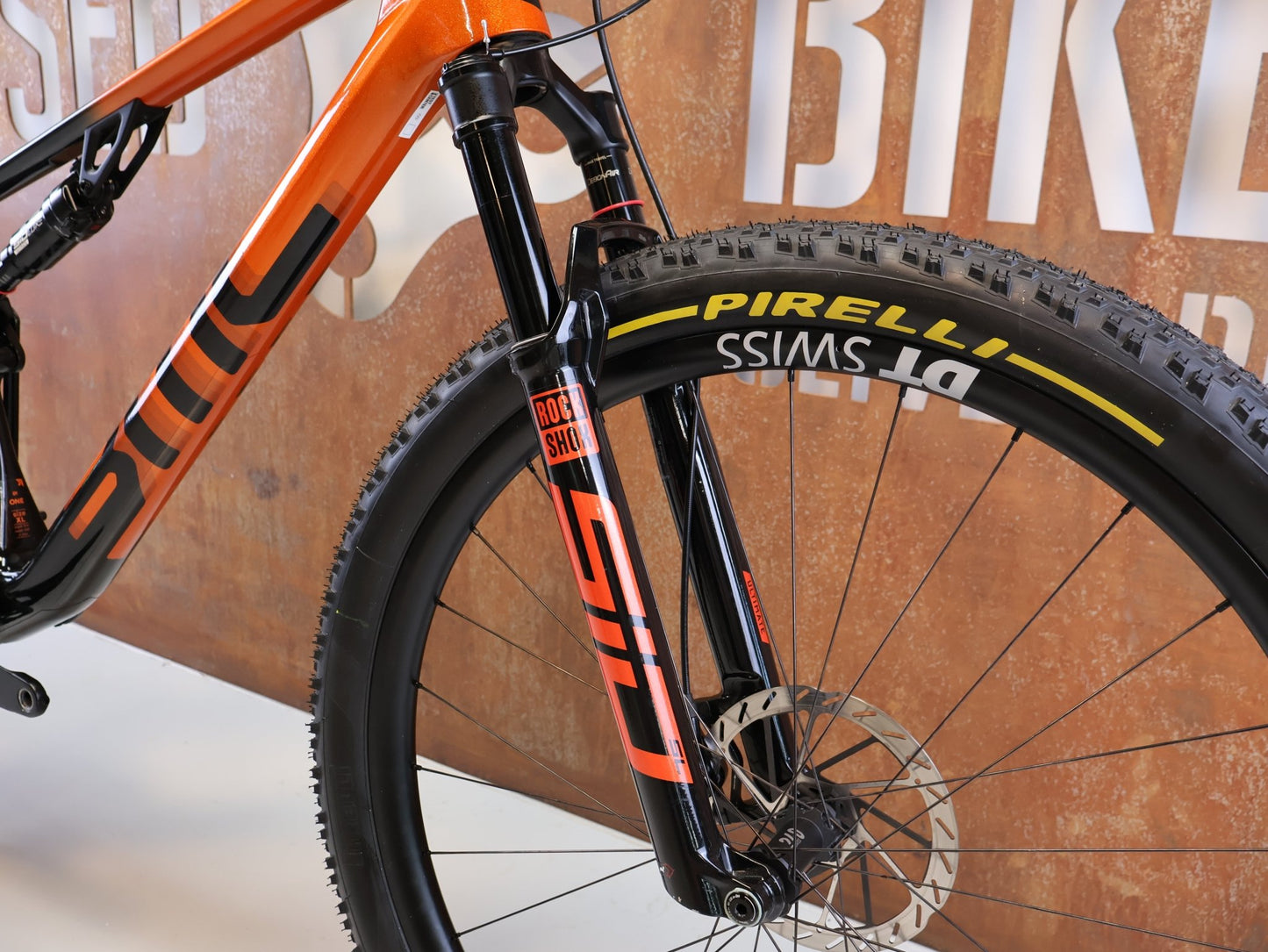 Mountainbike von Bmc, BMC FOURSTROKE 01 ONE CARBON / GRÖSSE XL / XC MTB SRAM X0 TRANSMISSION vor USEDBIKES-OB.DE Hintergrund