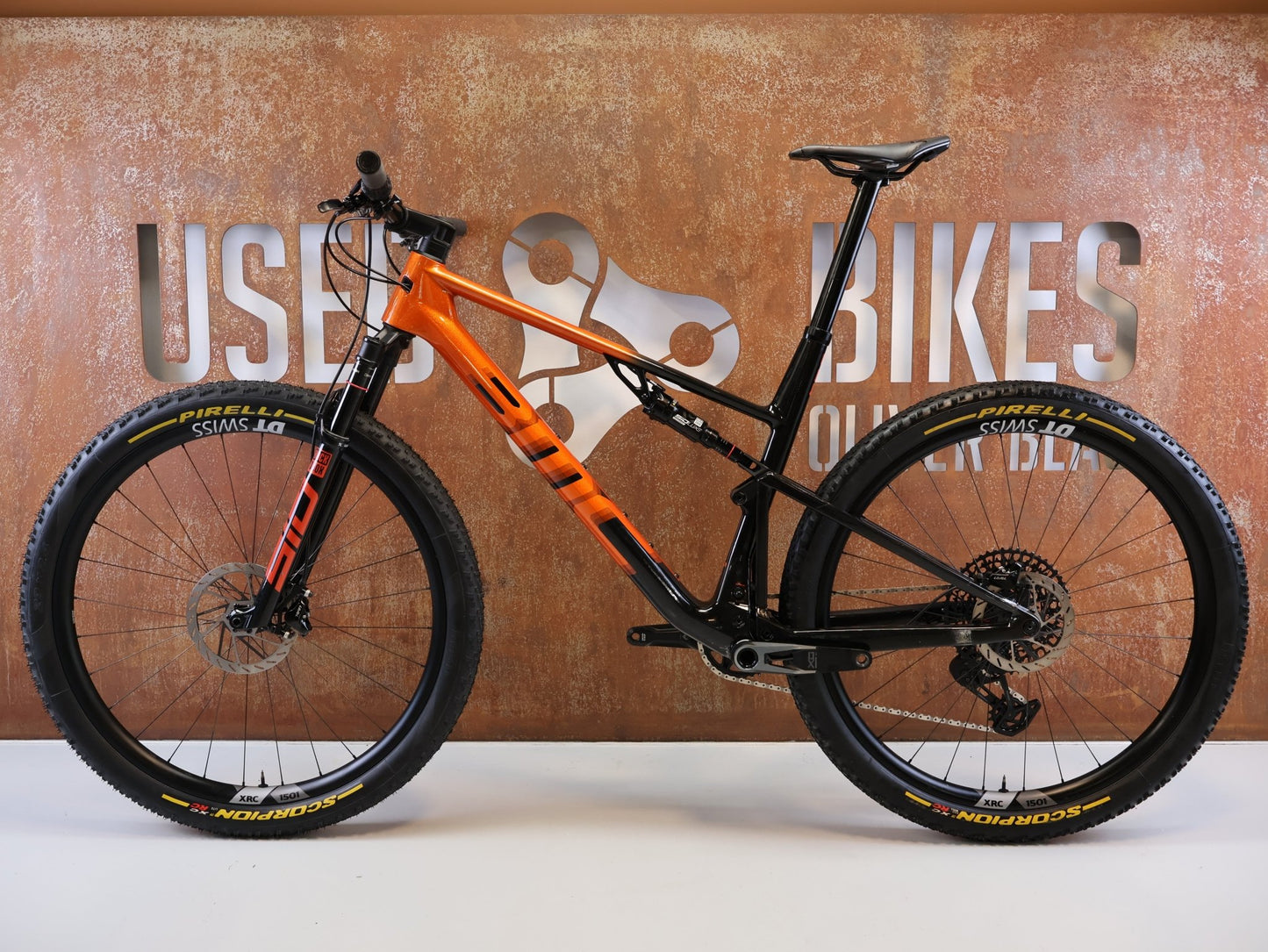 Mountainbike von Bmc, BMC FOURSTROKE 01 ONE CARBON / GRÖSSE XL / XC MTB SRAM X0 TRANSMISSION vor USEDBIKES-OB.DE Hintergrund