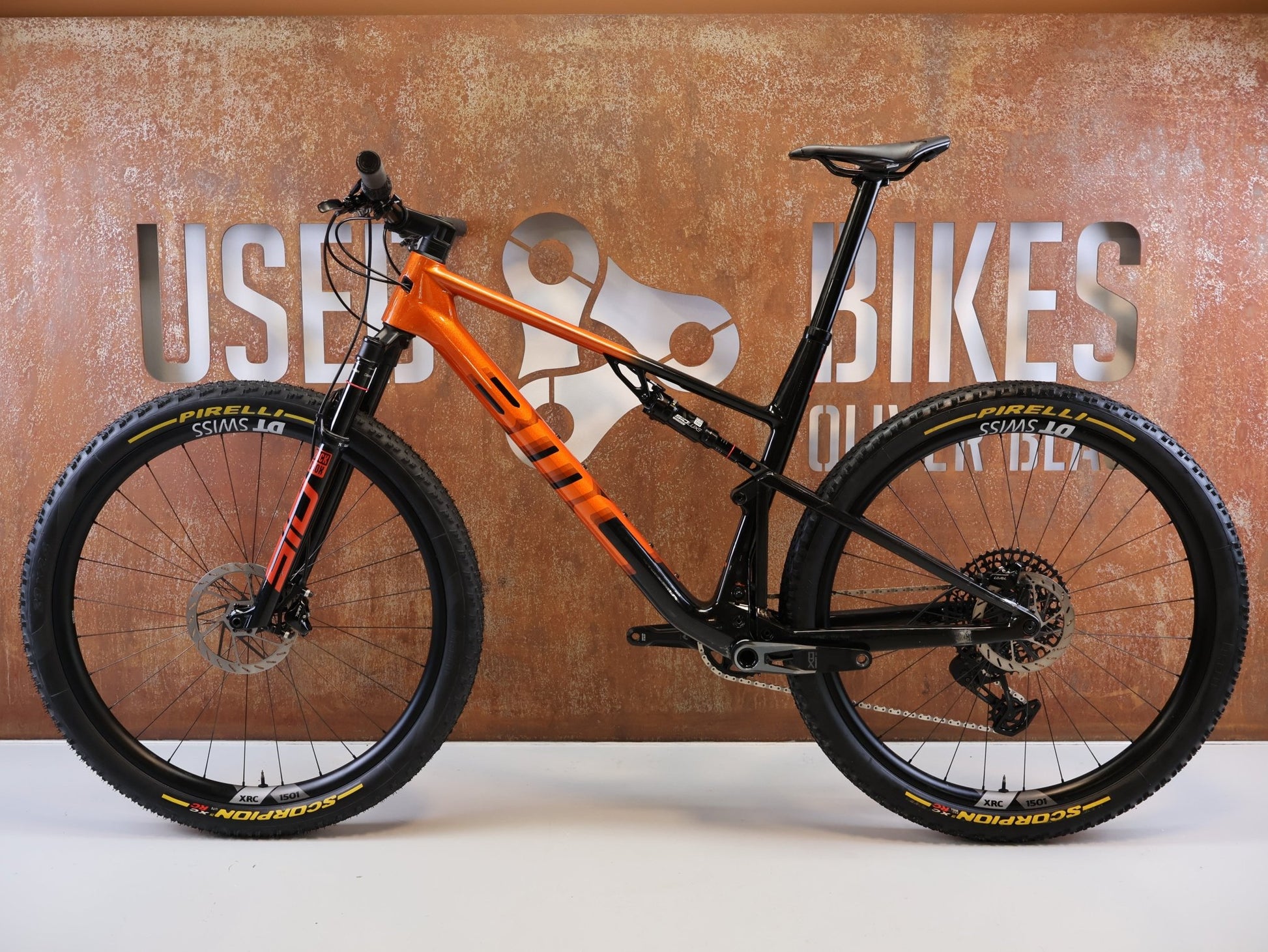 Mountainbike von Bmc, BMC FOURSTROKE 01 ONE CARBON / GRÖSSE XL / XC MTB SRAM X0 TRANSMISSION vor USEDBIKES-OB.DE Hintergrund