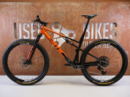 Mountainbike von Bmc, BMC FOURSTROKE 01 ONE CARBON / GRÖSSE XL / XC MTB SRAM X0 TRANSMISSION vor USEDBIKES-OB.DE Hintergrund