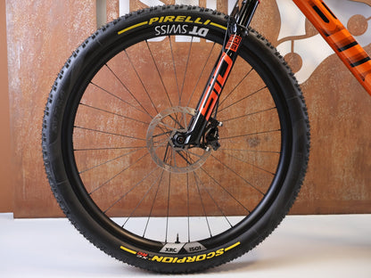 Mountainbike von Bmc, BMC FOURSTROKE 01 ONE CARBON / GRÖSSE XL / XC MTB SRAM X0 TRANSMISSION vor USEDBIKES-OB.DE Hintergrund