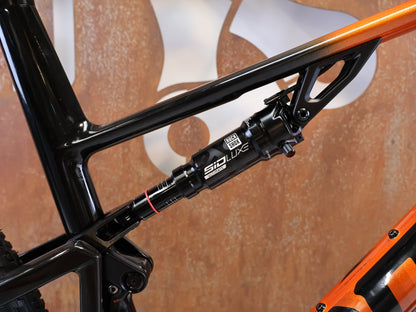 Mountainbike von Bmc, BMC FOURSTROKE 01 ONE CARBON / GRÖSSE XL / XC MTB SRAM X0 TRANSMISSION vor USEDBIKES-OB.DE Hintergrund