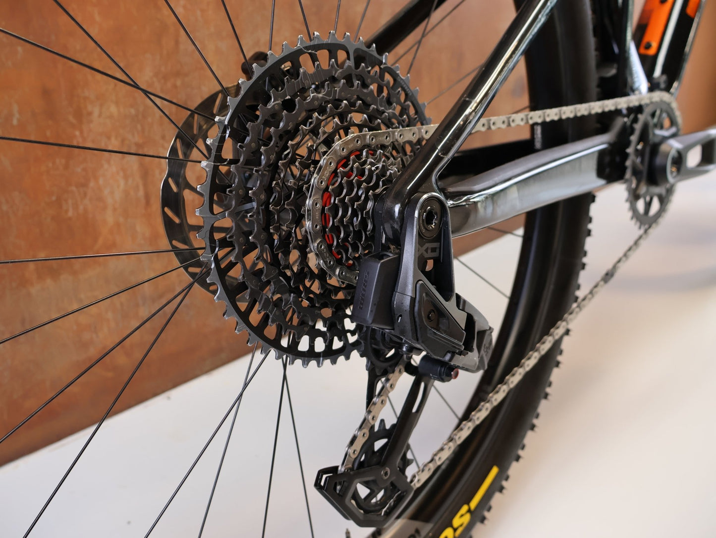 Mountainbike von Bmc, BMC FOURSTROKE 01 ONE CARBON / GRÖSSE XL / XC MTB SRAM X0 TRANSMISSION vor USEDBIKES-OB.DE Hintergrund