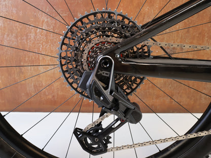 Mountainbike von Bmc, BMC FOURSTROKE 01 ONE CARBON / GRÖSSE XL / XC MTB SRAM X0 TRANSMISSION vor USEDBIKES-OB.DE Hintergrund