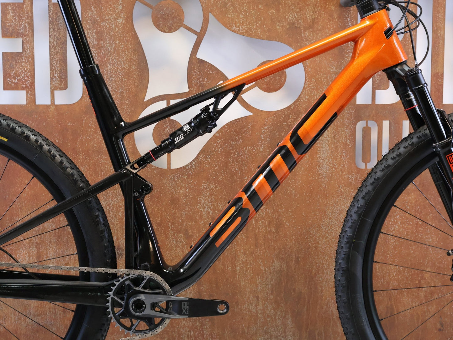 Mountainbike von Bmc, BMC FOURSTROKE 01 ONE CARBON / GRÖSSE XL / XC MTB SRAM X0 TRANSMISSION vor USEDBIKES-OB.DE Hintergrund