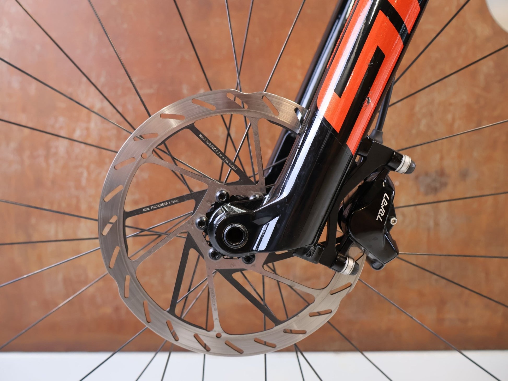 Mountainbike von Bmc, BMC FOURSTROKE 01 ONE CARBON / GRÖSSE XL / XC MTB SRAM X0 TRANSMISSION vor USEDBIKES-OB.DE Hintergrund