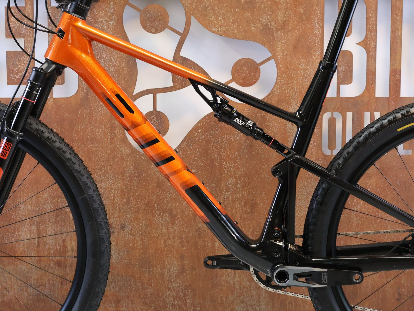 Mountainbike von Bmc, BMC FOURSTROKE 01 ONE CARBON / GRÖSSE XL / XC MTB SRAM X0 TRANSMISSION vor USEDBIKES-OB.DE Hintergrund