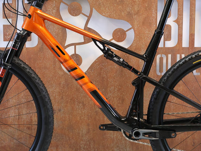 Mountainbike von Bmc, BMC FOURSTROKE 01 ONE CARBON / GRÖSSE XL / XC MTB SRAM X0 TRANSMISSION vor USEDBIKES-OB.DE Hintergrund