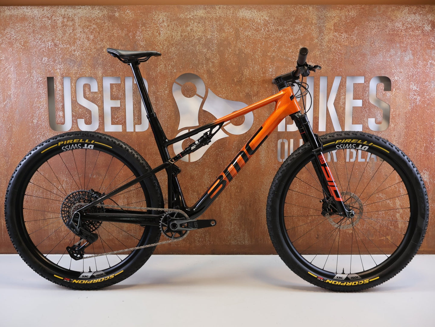 Mountainbike von Bmc, BMC FOURSTROKE 01 ONE CARBON / GRÖSSE XL / XC MTB SRAM X0 TRANSMISSION vor USEDBIKES-OB.DE Hintergrund