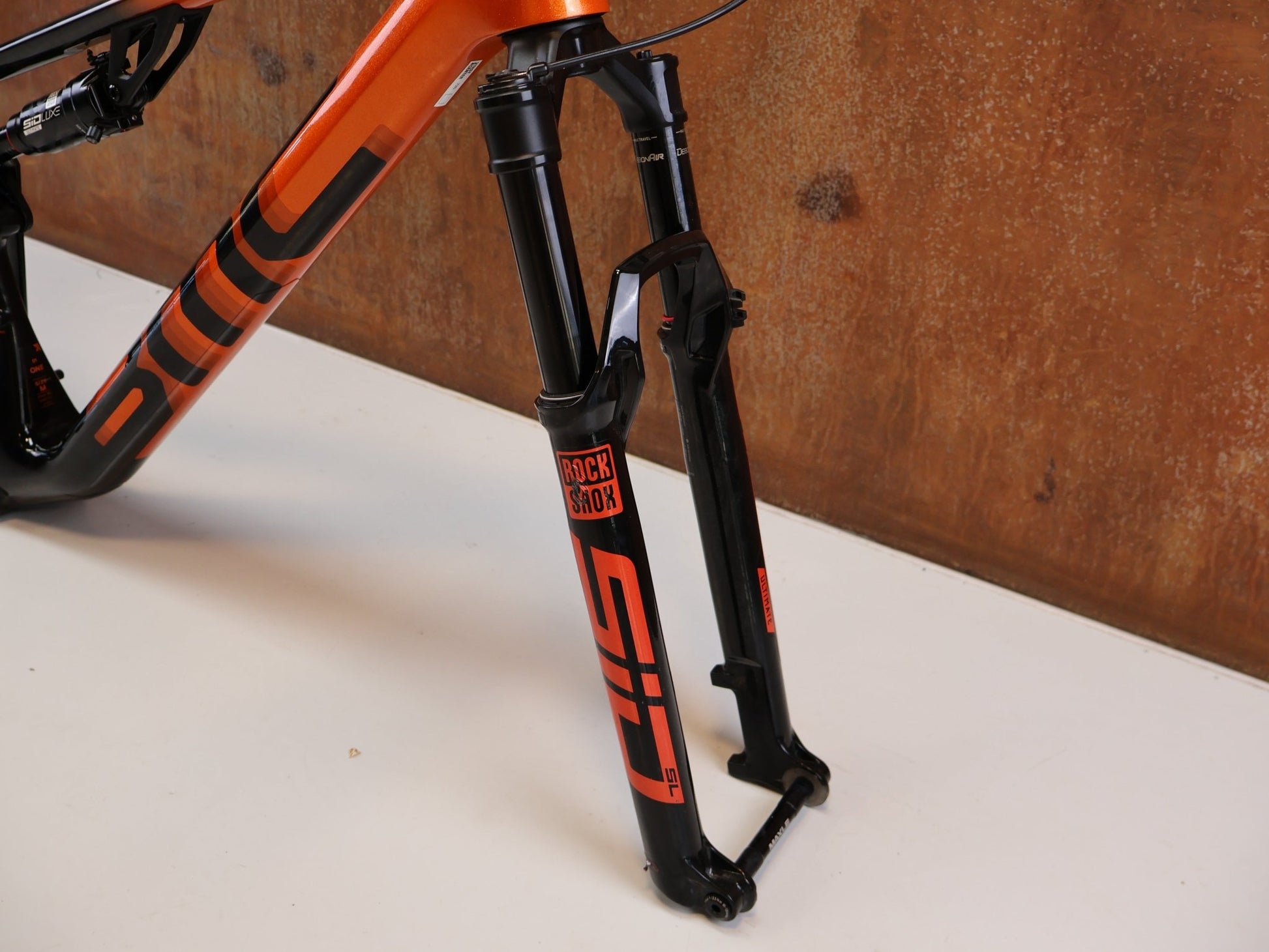 Mountainbikerahmen von BMC, BMC FOURSTROKE 01 ONE / XC FULLY RAHMENSET / GR. M / ROCKSHOX SID vor USEDBIKES-OB.DE Hintergrund