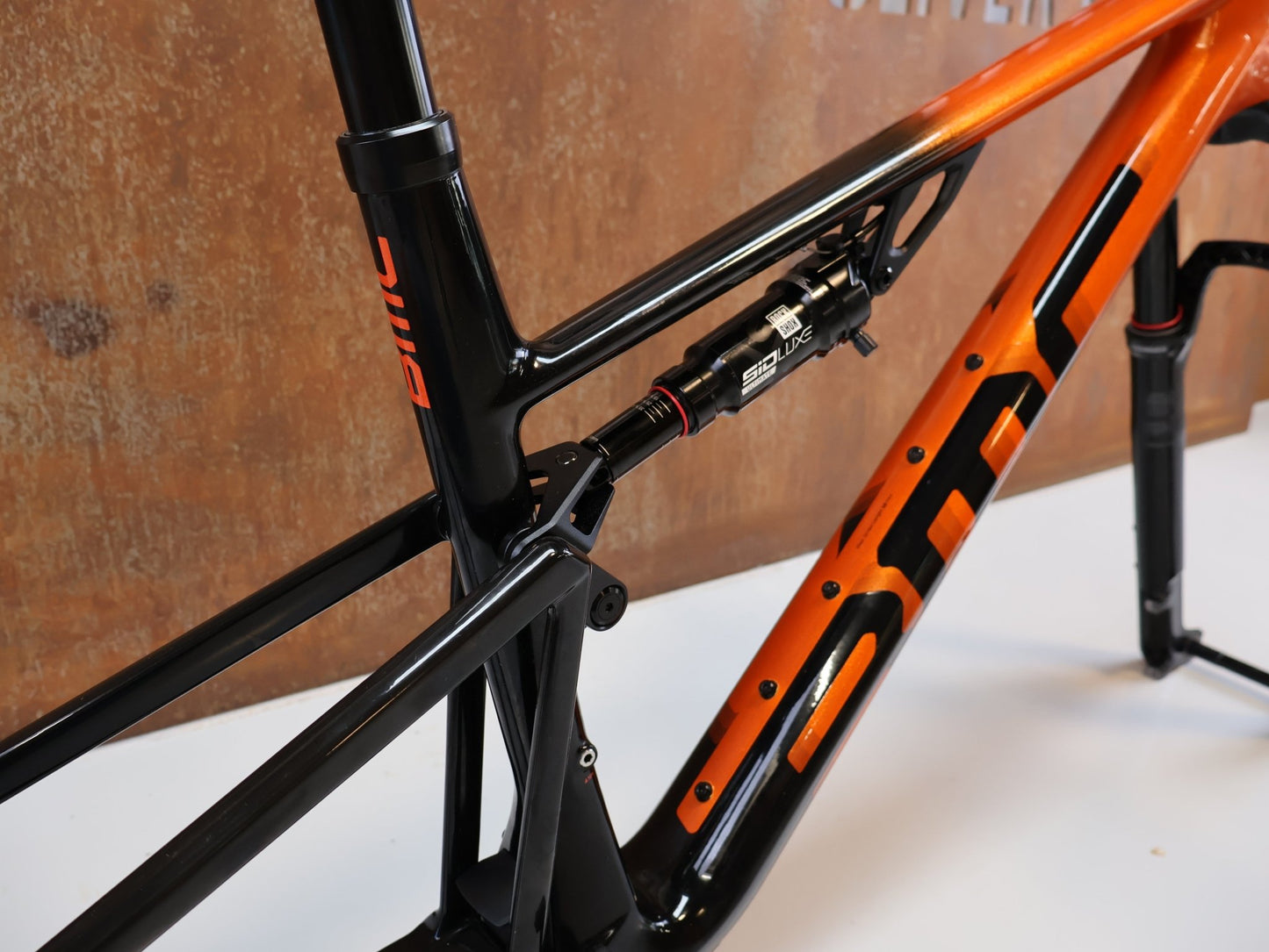 Mountainbikerahmen von BMC, BMC FOURSTROKE 01 ONE / XC FULLY RAHMENSET / GR. M / ROCKSHOX SID vor USEDBIKES-OB.DE Hintergrund