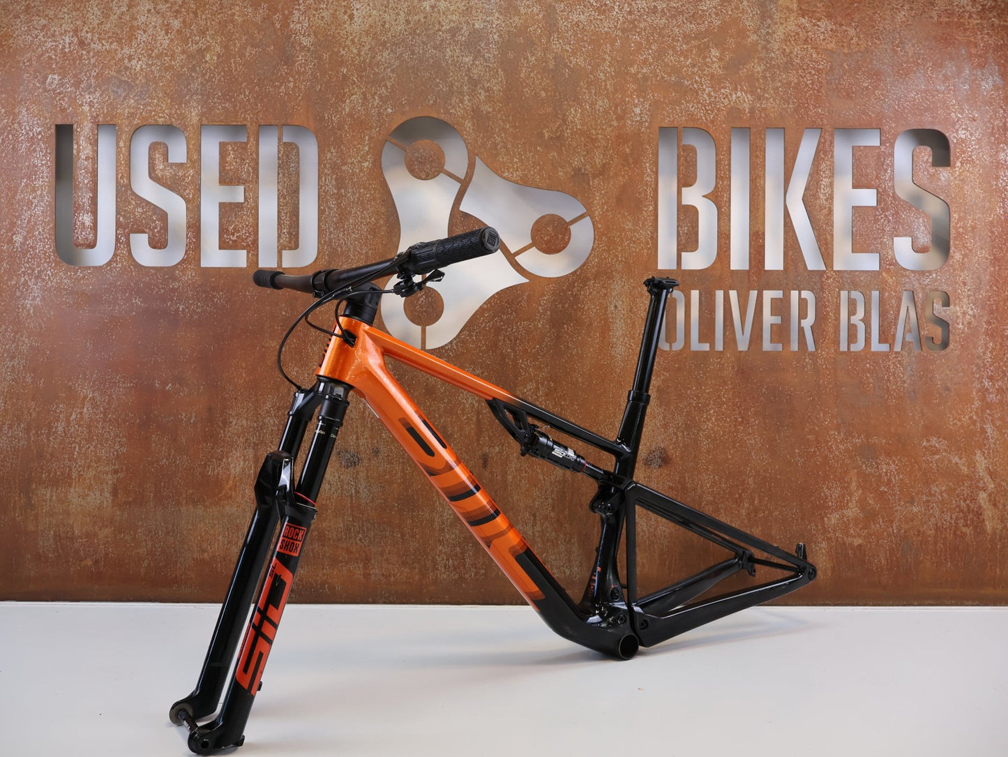 Mountainbikerahmen von BMC, BMC FOURSTROKE 01 ONE / XC FULLY RAHMENSET / GR. M / ROCKSHOX SID vor USEDBIKES-OB.DE Hintergrund