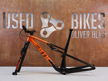 Mountainbikerahmen von BMC, BMC FOURSTROKE 01 ONE / XC FULLY RAHMENSET / GR. M / ROCKSHOX SID vor USEDBIKES-OB.DE Hintergrund
