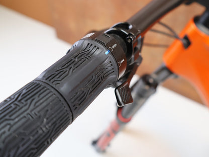 Mountainbikerahmen von BMC, BMC FOURSTROKE 01 ONE / XC FULLY RAHMENSET / GR. M / ROCKSHOX SID vor USEDBIKES-OB.DE Hintergrund