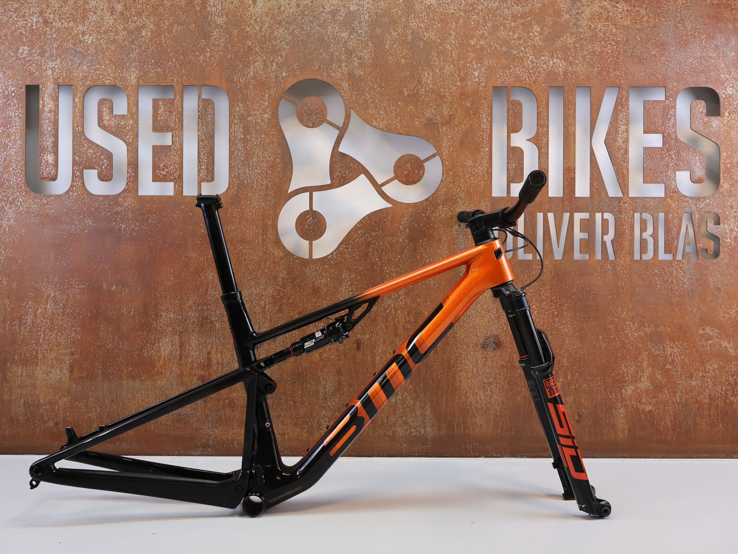 Mountainbikerahmen von BMC, BMC FOURSTROKE 01 ONE / XC FULLY RAHMENSET / GR. M / ROCKSHOX SID vor USEDBIKES-OB.DE Hintergrund