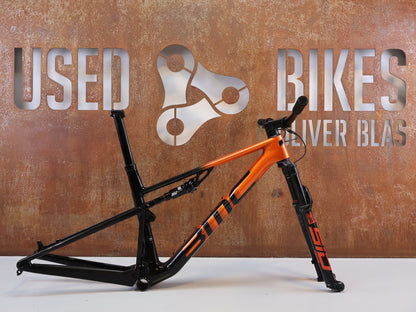 Mountainbikerahmen von BMC, BMC FOURSTROKE 01 ONE / XC FULLY RAHMENSET / GR. M / ROCKSHOX SID vor USEDBIKES-OB.DE Hintergrund