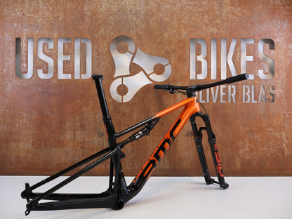 Mountainbikerahmen von BMC, BMC FOURSTROKE 01 ONE / XC FULLY RAHMENSET / GR. M / ROCKSHOX SID vor USEDBIKES-OB.DE Hintergrund