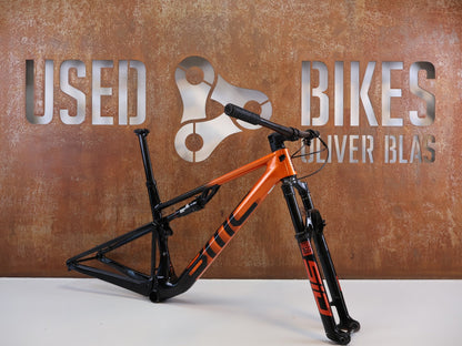 Mountainbikerahmen von BMC, BMC FOURSTROKE 01 ONE / XC FULLY RAHMENSET / GR. M / ROCKSHOX SID vor USEDBIKES-OB.DE Hintergrund