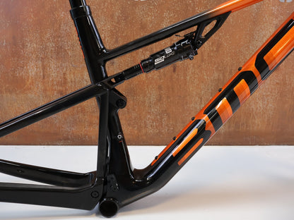 Mountainbikerahmen von BMC, BMC FOURSTROKE 01 ONE / XC FULLY RAHMENSET / GR. M / ROCKSHOX SID vor USEDBIKES-OB.DE Hintergrund