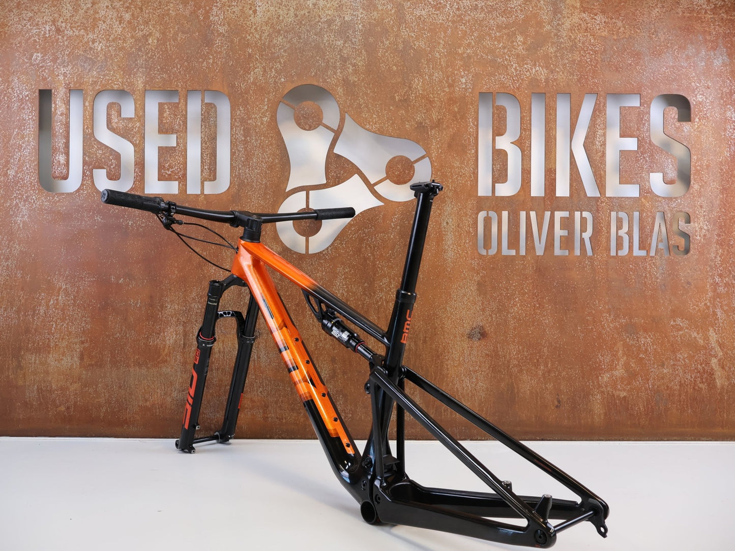 Mountainbikerahmen von BMC, BMC FOURSTROKE 01 ONE / XC FULLY RAHMENSET / GR. M / ROCKSHOX SID vor USEDBIKES-OB.DE Hintergrund